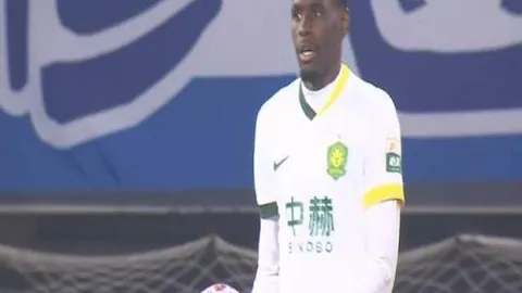 骑士队本赛季战绩惊艳，48胜10负领跑联盟，持平上赛季佳绩。