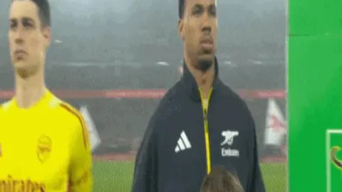 辽沪大战惨烈：韩德君膝伤离场血迹斑斑，张镇麟赛后冷静冰敷