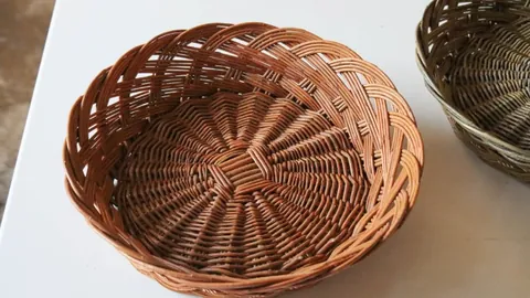 曼联英超惊险击败卢顿，双喜临门却三前锋错失良机，林德洛夫制胜一击